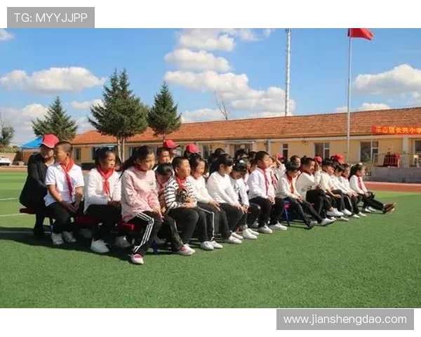 🤣光头识人趣味十足马雷斯卡看台观战被球迷围巾巧妙挡脸